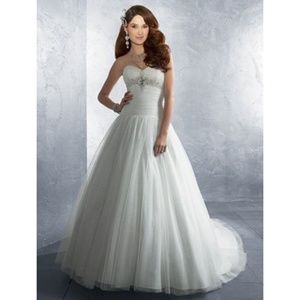 Alfred Angelo Style 2186 Wedding Dress